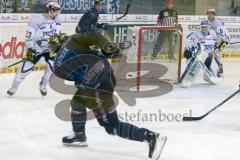 DEL - Eishockey - ERC Ingolstadt - Schwenninger Wild Wings - Saison 2015/2016 - Petr Taticek (#17 ERC Ingolstadt)- Dimitri Pätzold Torwart (#32 Schwenningen) - Foto: Meyer Jürgen