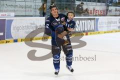 DEL - Eishockey - ERC Ingolstadt - Straubing Tigers - Saison 2015/2016 - Jared Ross (#42 ERC Ingolstadt) mit seinem Sohn in Tracht - Foto: Jürgen Meyer