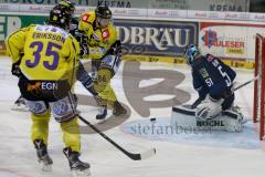 DEL - Eishockey - ERC Ingolstadt - Krefeld Pinguine - Saison 2015/2016 - Timo Pielmeier (#51 ERC Ingolstadt) - Eriksson Henrik (#35 Krefeld) - Pietta Daniel (#86 Krefeld) - Foto: Jürgen Meyer