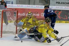 DEL - Eishockey - ERC Ingolstadt - Krefeld Pinguine - Saison 2015/2016 - Patrick Köppchen (#55 ERC Ingolstadt) - Klein Patrick (#29 Krefeld) Torwart Krefeld - St-Pierre Nicolas (#44 Krefeld) - Foto: Jürgen Meyer