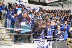 DEL - Eishockey - ERC Ingolstadt - EHC Red Bull München - Saison 2015/2016 - Fans bejubeln den 2:1 Führungstreffer von Brandon Buck (#9 ERC Ingolstadt) - jubel - fans - Foto: Jürgen Meyer