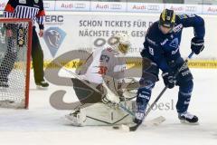 DEL - Eishockey - ERC Ingolstadt - Adler Mannheim - Saison 2015/2016 - Danny Irmen (#19 ERC Ingolstadt) - Emery Raymond Torwart(#30 Mannheim) - Foto: Meyer Jürgen