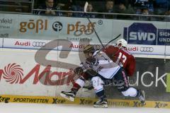 DEL - Eishockey - ERC Ingolstadt -Hamburg Freezers - Saison 2015/2016 - Brian Lebler (#7 ERC Ingolstadt) checkt Christoph Schubert (#13 Hamburg)  an der Bande -  Foto: Meyer Jürgen