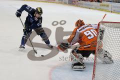 DEL - Eishockey - ERC Ingolstadt - Grizzlys Wolfsburg - Saison 2015/2016 - Jared Ross (#42 ERC Ingolstadt) vergibt Penalty - Brückmann Felix (#90 Wolfsburg) Torwart Wolfsburg - Foto: Jürgen Meyer