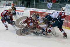 DEL - Eishockey - ERC Ingolstadt -Hamburg Freezers - Saison 2015/2016 - Brandon McMillan (ERC Ingolstadt) schiesst den 3:1 Führungstreffer - Cal Heeter Torwart(#34 Hamburg) - Mathieu Roy (#36 Hamburg)  - Christoph Schubert (#13 Hamburg)  - Foto: Meyer Jür