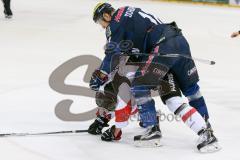 DEL - Eishockey - ERC Ingolstadt - Kölner Haie - Saison 2015/2016 - Benedikt Schopper (#11 ERC Ingolstadt) - Per Aslund (#22 Köln) bei einer Rangelei - Foto: Meyer Jürgen