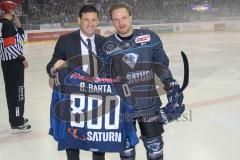 DEL - Eishockey - ERC Ingolstadt - Schwenninger Wild Wings - Saison 2015/2016 - Claus Gröbner mit der Ehrung zum 800 DEL Spiel Björn Barta (#33 ERC Ingolstadt) - Foto: Meyer Jürgen