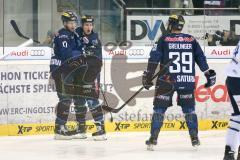 DEL - Eishockey - ERC Ingolstadt - Iserlohn Roosters - Brandon Buck (ERC 9) zieht ab zum 1:0 Tor Jubel mit Petr Taticek (ERC 17) und Thomas Greilinger (ERC 39)