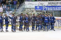 DEL - Eishockey - ERC Ingolstadt - Straubing Tigers - Saison 2015/2016 - Die Spieler klatschen sich nach dem Spiel ab - Foto: Jürgen Meyer