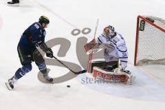 DEL - Eishockey - ERC Ingolstadt - Iserlohn Roosters - Saison 2015/2016 - Brandon McMillan (ERC Ingolstadt) - Pickard Chet Torwart (#34 Iserlohn) - Foto: Meyer Jürgen