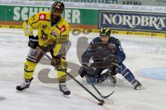 DEL - Eishockey - ERC Ingolstadt - Krefeld Pinguine - Saison 2015/2016 - Hagos Yared (#19 Krefeld) - Patrick Köppchen (#55 ERC Ingolstadt) - Foto: Jürgen Meyer