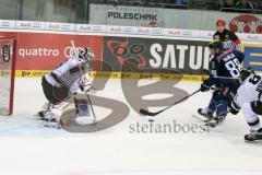 DEL - Eishockey - ERC Ingolstadt - Thomas Sabo Ice Tigers - Saison 2015/2016 - Brandon McMillan (ERC Ingolstadt) - schießt den 3:0 Führungstreffer - Andreas Jenike Torwart (29 Ice Tigers) - Foto: Meyer Jürgen