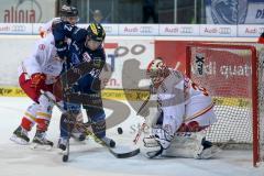 DEL - Eishockey - ERC Ingolstadt - Düsseldorfer EG DEG -  Jared Ross (ERC 42) knapp am Tor von Mathias Niederberger (DEG 35)