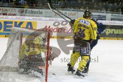 DEL - Eishockey - ERC Ingolstadt - Krefeld Pinguine - Saison 2015/2016 - Alexander Barta (#92 ERC Ingolstadt) - Patrick Galbraith Torwart (#31 Krefeld)  - Kyle Sonnenburg (#34 Krefeld)  - Foto: Meyer Jürgen