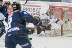 DEL - Eishockey - ERC Ingolstadt - Thomas Sabo Ice Tigers - Saison 2015/2016 - #9# mit einem Schuss auf das Tor - Andreas Jenike Torwart (29 Ice Tigers) -  Foto: Meyer Jürgen