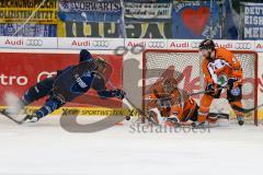 DEL - Eishockey - ERC Ingolstadt - Grizzlys Wolfsburg - Saison 2015/2016 - Brückmann Felix (#90 Wolfsburg) Torwart Wolfsburg - John Laliberte (#15 ERC Ingolstadt) - Foto: Jürgen Meyer