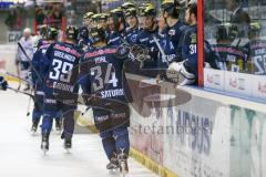 DEL - Eishockey - ERC Ingolstadt - Hamburg Freezers - Saison 2015/2016 - Abklatschen an der Bande nach dem 3:1 Führungstreffer von Alexander Barta (#92 ERC Ingolstadt) - Benedikt Kohl (#34 ERC Ingolstadt) - Thomas Greilinger (#39 ERC Ingolstadt) - Foto: M