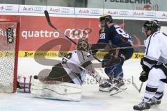 DEL - Eishockey - ERC Ingolstadt - Thomas Sabo Ice Tigers - Saison 2015/2016 - Brandon McMillan (ERC Ingolstadt) - schießt den 3:0 Führungstreffer - Andreas Jenike Torwart (29 Ice Tigers) - Foto: Meyer Jürgen