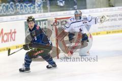DEL - Eishockey - ERC Ingolstadt - Iserlohn Roosters - Brandon Buck (ERC 9) verpasst den Puck, Lange Mathias (#24 Iserlohn)