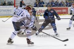 DEL - Eishockey - ERC Ingolstadt - Iserlohn Roosters - rechts Brandon McMillan (ERC 88) und links Lavalleé Kevin (#20 Iserlohn)