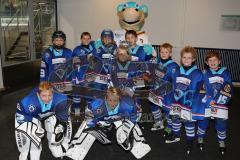 DEL - Eishockey - ERC Ingolstadt - Düsseldorfer EG - Saison 2015/2016 - Kleinstschüler 1 mit Urmel dem Maskottchen der Deutschen Nationalmannschaft - Foto: Jürgen Meyer