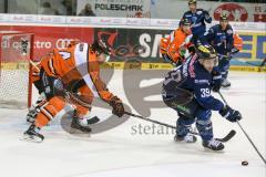 DEL - Eishockey - ERC Ingolstadt - Grizzlys Wolfsburg - Saison 2015/2016 - Thomas Greilinger (#39 ERC Ingolstadt) - Krupp Björn (#44 Wolfsburg) - Foto: Jürgen Meyer