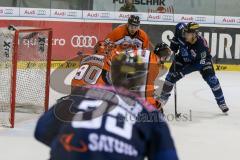 DEL - Eishockey - ERC Ingolstadt - Grizzlys Wolfsburg - Saison 2015/2016 - John Laliberte (#15 ERC Ingolstadt) mit dem 1: 3 Anschlußtreffer - Brückmann Felix (#90 Wolfsburg) Torwart Wolfsburg - Foto: Jürgen Meyer