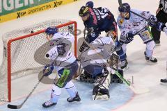 DEL - Eishockey - ERC Ingolstadt - Straubing Tigers - Saison 2015/2016 - John Laliberte (#15 ERC Ingolstadt) mit der Chance zum 4:2 Führungstreffer - Climie Matthew (#33 Straubing) - Urban Denny (#44 Straubing) - Foto: Jürgen Meyer