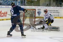 DEL - Eishockey - ERC Ingolstadt - Schwenninger Wild Wings - Saison 2015/2016 - Brandon Buck (#9 ERC Ingolstadt) mit dem 1:0 Führungstreffer - Joey MacDonald Torwart (#35 Schwenningen) -  Foto: Jürgen Meyer