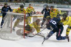 DEL - Eishockey - ERC Ingolstadt - Krefeld Pinguine - Saison 2015/2016 - Brandon Buck (#9 ERC Ingolstadt) schiesst den 3:0 Führungstreffer - Patrick Galbraith Torwart (#31 Krefeld)  - Robin Weihager (#55 Krefeld)  - Foto: Meyer Jürgen