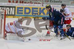 DEL - Eishockey - ERC Ingolstadt - Düsseldorfer EG - Saison 2015/2016 - Brian Lebler (#7 ERC Ingolstadt) - Niederberger Mathias Torwart (#35 Düsseldorf) -  Foto: Jürgen Meyer