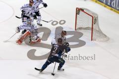 DEL - Eishockey - ERC Ingolstadt - Iserlohn Roosters - Saison 2015/2016 - Patrick McNeill (#2 ERC Ingolstadt) - Bassen Chad (#61 Iserlohn) - Pickard Chet Torwart (#34 Iserlohn) -  - Foto: Meyer Jürgen
