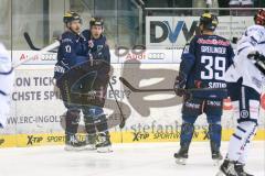 DEL - Eishockey - ERC Ingolstadt - Iserlohn Roosters - Brandon Buck (ERC 9) zieht ab zum 1:0 Tor Jubel mit Petr Taticek (ERC 17) und Thomas Greilinger (ERC 39)