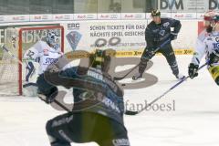 DEL - Eishockey - ERC Ingolstadt - Schwenninger Wild Wings - Saison 2015/2016 - Thomas Greilinger (#39 ERC Ingolstadt) - Dimitri Pätzold Torwart (#32 Schwenningen) - Alexander Barta (#92 ERC Ingolstadt) - Foto: Meyer Jürgen