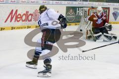 DEL - Eishockey - ERC Ingolstadt -Hamburg Freezers - Saison 2015/2016 - Brandon Buck (#9 ERC Ingolstadt) - Cal Heeter Torwart(#34 Hamburg) - Foto: Meyer Jürgen