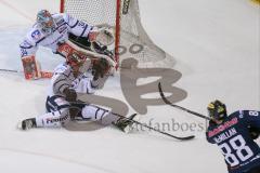 DEL - Eishockey - ERC Ingolstadt - Iserlohn Roosters - Saison 2015/2016 - Brandon McMillan (ERC Ingolstadt) mit dem 4:1 Treffer - Pickard Chet Torwart (#34 Iserlohn) - Foto: Meyer Jürgen