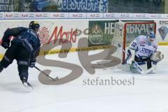 DEL - Eishockey - ERC Ingolstadt - Schwenninger Wild Wings - Saison 2015/2016 - Björn Barta (#33 ERC Ingolstadt) - Dimitri Pätzold Torwart (#32 Schwenningen) - Foto: Meyer Jürgen