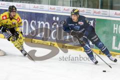 DEL - Eishockey - ERC Ingolstadt - Krefeld Pinguine - Saison 2015/2016 - Brian Lebler (#7 ERC Ingolstadt) - Thomas Supis (#16 Krefeld)  - Foto: Meyer Jürgen