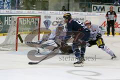 DEL - Eishockey - ERC Ingolstadt - Schwenninger Wild Wings - Saison 2015/2016 - Brandon Buck (#9 ERC Ingolstadt) mit dem 1:0 Führungstreffer - Joey MacDonald Torwart (#35 Schwenningen) -  Foto: Jürgen Meyer