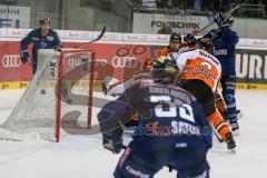 DEL - Eishockey - ERC Ingolstadt - Grizzlys Wolfsburg - Saison 2015/2016 - John Laliberte (#15 ERC Ingolstadt) mit dem 1: 3 Anschlußtreffer - Brückmann Felix (#90 Wolfsburg) Torwart Wolfsburg - Foto: Jürgen Meyer