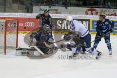 DEL - Eishockey - ERC Ingolstadt - Hamburg Freezers - Saison 2015/2016 - Timo Pielmeier Torwart (#51 ERC Ingolstadt) - Thomas Oppenheimer (#17 Hamburg) erziehlt den 5:5 Ausgleichstreffer,der allerdings nicht gegeben wurde - Patrick McNeill (#2 ERC Ingolst