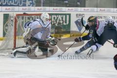 DEL - Eishockey - ERC Ingolstadt - Hamburg Freezers - Saison 2015/2016 - John Laliberte (#15 ERC Ingolstadt) schiesst den 1:0 Führungstreffer - Cal Heeter (#34 Hamburg Torwart) - Foto: Meyer Jürgen