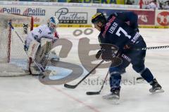 DEL - Eishockey - ERC Ingolstadt - Eisbären Berlin - Saison 2015/2016 - Brian Lebler (#7 ERC Ingolstadt) - Vehanen Petri Torwart (#31 Berlin) - Foto: Jürgen Meyer