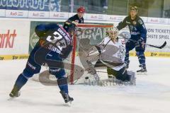 DEL - Eishockey - ERC Ingolstadt - Thomas Sabo Ice Tigers - Saison 2015/2016 - Thomas Greilinger (#39 ERC Ingolstadt) - Tyler Beskorowany Torwart (#34 Ice Tigers) - Foto: Meyer Jürgen