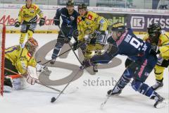 DEL - Eishockey - ERC Ingolstadt - Krefeld Pinguine - Saison 2015/2016 - Brandon Buck (#9 ERC Ingolstadt) schiesst den 3:0 Führungstreffer - Patrick Galbraith Torwart (#31 Krefeld)  - Robin Weihager (#55 Krefeld)  - Foto: Meyer Jürgen