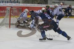 DEL - Eishockey - ERC Ingolstadt - Hamburg Freezers - Saison 2015/2016 - Thomas Greilinger (#39 ERC Ingolstadt) mit einem Schuss auf das Tor - Cal Heeter Torwart(#34 Hamburg) - Foto: Meyer Jürgen