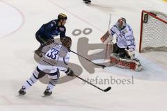 DEL - Eishockey - ERC Ingolstadt - Iserlohn Roosters - Saison 2015/2016 - Brandon Buck (#9 ERC Ingolstadt) - Pickard Chet Torwart (#34 Iserlohn) - Teubert Colten (#33 Iserlohn) -  Foto: Meyer Jürgen