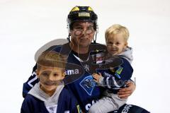 DEL - Eishockey - ERC Ingolstadt - Krefeld Pinguine - Saison 2015/2016 - Jared Ross (#42 ERC Ingolstadt) mit seinen Kindern - Foto: Jürgen Meyer