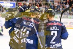 DEL - Eishockey - ERC Ingolstadt - Straubing Tigers - Saison 2015/2016 - Alexander Barta (#92 ERC Ingolstadt) und Brian Lebler (#7 ERC Ingolstadt) bejubeln den 3:2 Führungstreffer von Dustin Friesen - John Laliberte (#15 ERC Ingolstadt) - Patrick McNeill 