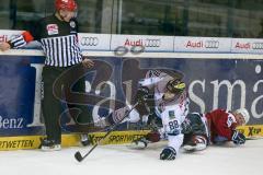 DEL - Eishockey - ERC Ingolstadt -Hamburg Freezers - Saison 2015/2016 - Marcel Müller (#40 Hamburg) checkt Brandon McMillan (ERC Ingolstadt) an der Bande - Foto: Meyer Jürgen